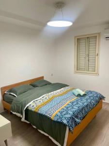 een slaapkamer met een bed in een kamer bij Bat Yam Garden in Bat Yam