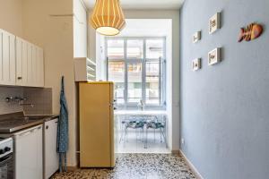 cocina con nevera amarilla y ventana en Casa di Elena Marina di Carrara, en Marina di Carrara