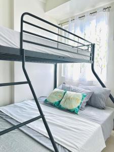 Bunk bed o mga bunk bed sa kuwarto sa Casa Mia at SMDC Styles Residence Tower A