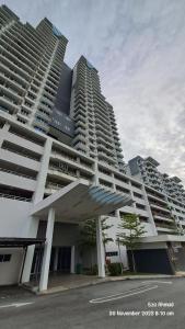 un grand bâtiment avec deux grands immeubles d'appartements dans l'établissement 6th Haven@Putra1, à Kajang