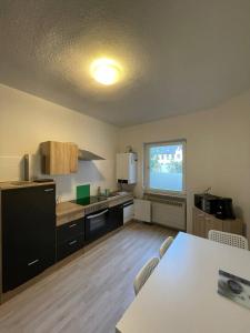 - une cuisine avec une table et des chaises dans la chambre dans l'établissement Charmante Wohnungen direkt in der Stadtmitte, à Andernach