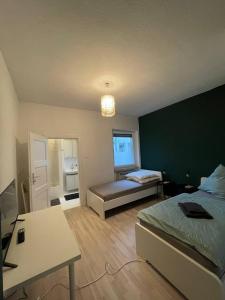 - une chambre avec 2 lits et un mur vert dans l'établissement Charmante Wohnungen direkt in der Stadtmitte, à Andernach