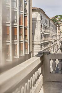 uma vista a partir de uma varanda de um edifício em URBANAUTS BELETAGES Sonata em Trieste