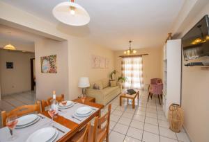 卡西奧皮的住宿－Lea Family Resort，厨房以及带桌椅的起居室。