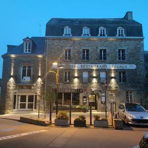 ein Gebäude mit einem davor geparkt in der Unterkunft Hotel Restaurant Lesage in Sarzeau