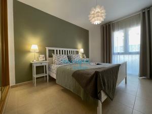 Postel nebo postele na pokoji v ubytování MANZANA bonito y cómodo apartamento con piscina