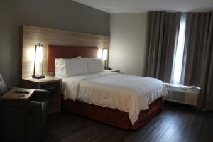 Candlewood Suites - Nashville South, an IHG Hotel في ناشفيل: غرفه فندقيه بسرير ونافذه