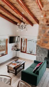 a living room with a green couch and a table at Alojamiento La Bonita de Maimará in Maimará