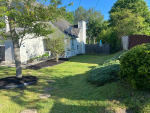 Conley的住宿－Captivating Home near Downtown ATL，一座有树和栅栏的院子