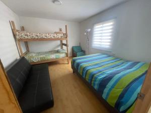 ein Schlafzimmer mit einem Bett und einem Etagenbett in der Unterkunft Paraíso del Valle in Ovalle