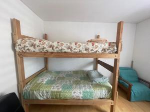 1 Schlafzimmer mit 2 Etagenbetten in einem Zimmer in der Unterkunft Paraíso del Valle in Ovalle
