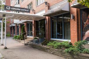 una tienda frente a un edificio de ladrillo con ventanas en Lapland Hotels Tampere, en Tampere