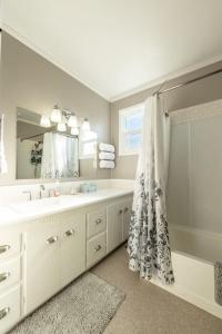 W łazience znajduje się umywalka i prysznic. w obiekcie Comfy Quiet House by Downtown w mieście Coeur d'Alene