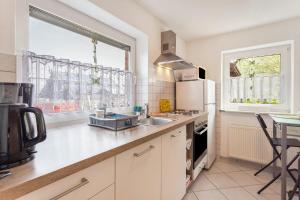 una pequeña cocina con fregadero y ventana en Ferienwohnung Am Wald en Herscheid