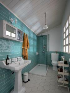 a bathroom with a sink and a shower and a toilet at Doni Beach House in A Coruña +25 photos