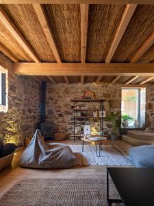 a living room with a wooden ceiling and a table at Doni Beach House in A Coruña