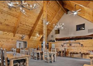 une salle à manger avec des plafonds en bois, des tables et des chaises dans l'établissement Cabin 1 at Southfork Lodge- sleeps up to 2, à Lowman