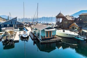 Φωτογραφία από το άλμπουμ του Boats N Rows Float Home σε Athol