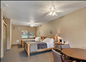 Voodi või voodid majutusasutuse Queen Double Ensuite at South Fork Lodge Motel toas