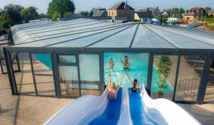Bazén v ubytování Camping Les Pommiers du Mont Saint Michel nebo v jeho okolí