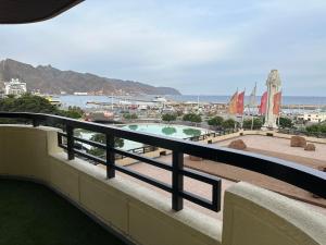 a balcony with a view of a swimming pool at Lujoso y céntrico vistas al mar in Santa Cruz de Tenerife