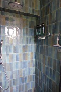 A bathroom at Les jardins de Bandol, piscine et mer