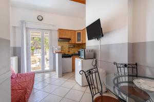 a living room with a table and a kitchen at Gite 3 entre 2 et 4 personne in Reynès