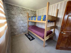 オバエにあるParaíso del Valleの二段ベッド2組が備わる小さな部屋で、ドアがあります。