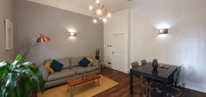 *Leamington Apartments* - Avenue Road - 1 bedroom apartment tesisinde bir oturma alanı