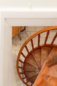 eine hölzerne Wendeltreppe mit einer weißen Theke in der Unterkunft La Maison de la toile de Jouy in Jouy-en-Josas