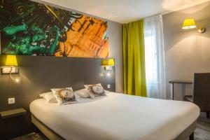 Postel nebo postele na pokoji v ubytování Brit Hotel Confort Amiens