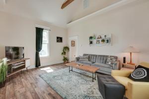 Χώρος καθιστικού στο Springfield Home Less Than half Mi to Commercial Street!