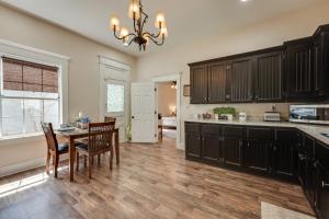 Η κουζίνα ή μικρή κουζίνα στο Springfield Home Less Than half Mi to Commercial Street!