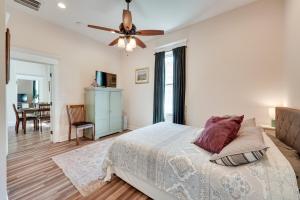 Ένα ή περισσότερα κρεβάτια σε δωμάτιο στο Springfield Home Less Than half Mi to Commercial Street!