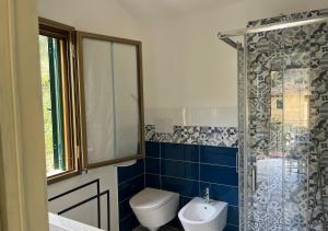 uma casa de banho com um WC, um lavatório e um chuveiro em Casa degli Ulivi em Porto Santo Stefano