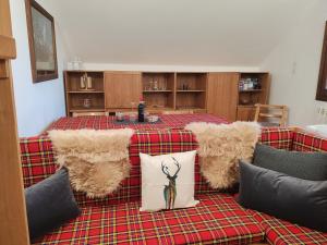 a table with fuzzy cushioned chairs and a table with at Villa Chalet Bellagio Panorama in Bellagio