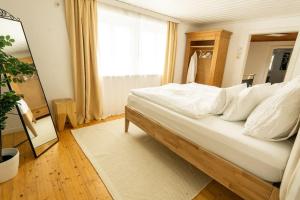 En eller flere senge i et værelse på Ferienhaus Alexandra in Ebensee