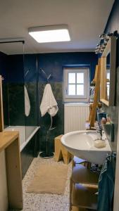 y baño con lavabo y ducha. en Ferienhaus Alexandra in Ebensee en Ebensee