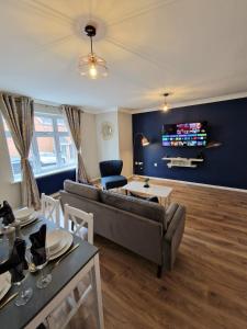 un soggiorno con divano e tavolo di Impeccable 2-Bed Apartment in Newcastle upon Tyne a Newcastle upon Tyne