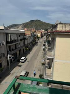 Una vista de una calle de la ciudad con coches y edificios. en b&b 17, en Maddaloni 21 fotos más