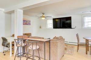 ein Wohnzimmer mit einem Sofa und einem Tisch in der Unterkunft Milford Vacation Rental about 1 Block to Beach! in Milford