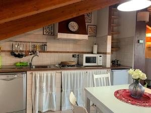 una cucina con un lavello e un piano di lavoro di Terrazza sul Mare a SantʼElpidio a Mare