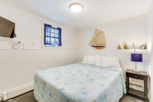 ein Schlafzimmer mit einem Bett und einem Boot an der Wand in der Unterkunft Milford Vacation Rental about 1 Block to Beach! in Milford