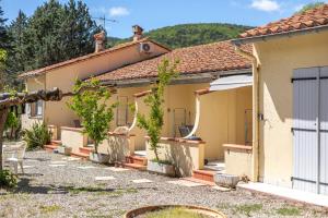 a house with a garden in front of it at Gite 1 entre 4 et 6 personnes in Reynès