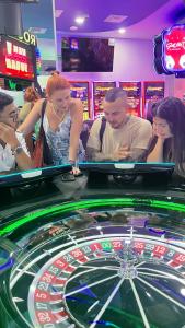 un groupe de personnes jouant à la roulette dans un casino dans l'établissement Hotel Marco Polo Rodadero, à Santa Marta