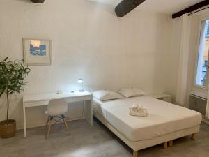 Postel nebo postele na pokoji v ubytování ApartHotel Riviera - Cocon de Gilly - Old Town Promenade des Anglais + 2 fotografie