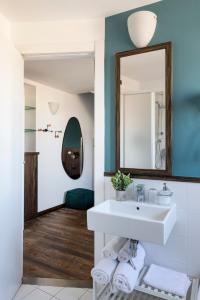 une salle de bain avec un lavabo et un miroir dans l'établissement Easylife - Suite in Colonne San Lorenzo Milano, à Milan