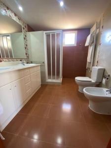 - une grande salle de bains avec 2 toilettes et un lavabo dans l'établissement Villa Benidorm Levante Beach, à Benidorm