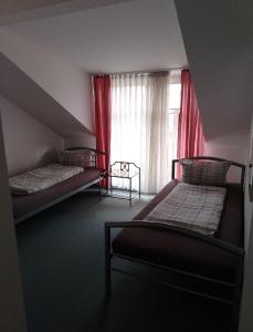Rúm í herbergi á Pension für Monteure in Dresden, Zimmer mit eigenem Bad und großer Gemeinschaftsküche