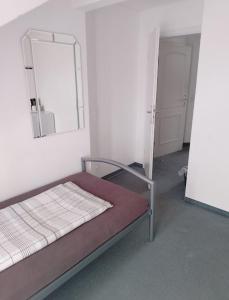 Rúm í herbergi á Pension für Monteure in Dresden, Zimmer mit eigenem Bad und großer Gemeinschaftsküche